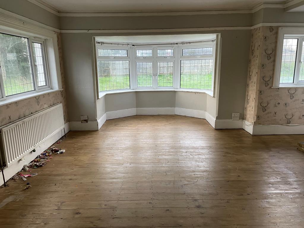Lot: 82 - DETACHED HOUSE AND LARGE GARDEN WITH DEVELOPMENT POTENTIAL - View of living room with bay window overlooking gardens